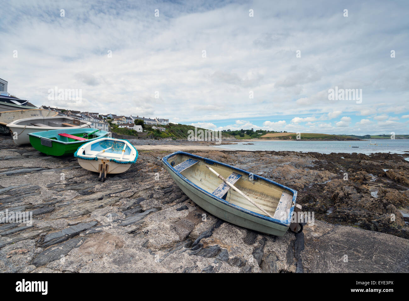 Les petits bateaux sur la plage à Portscatho sur la côte de Cornwall Banque D'Images