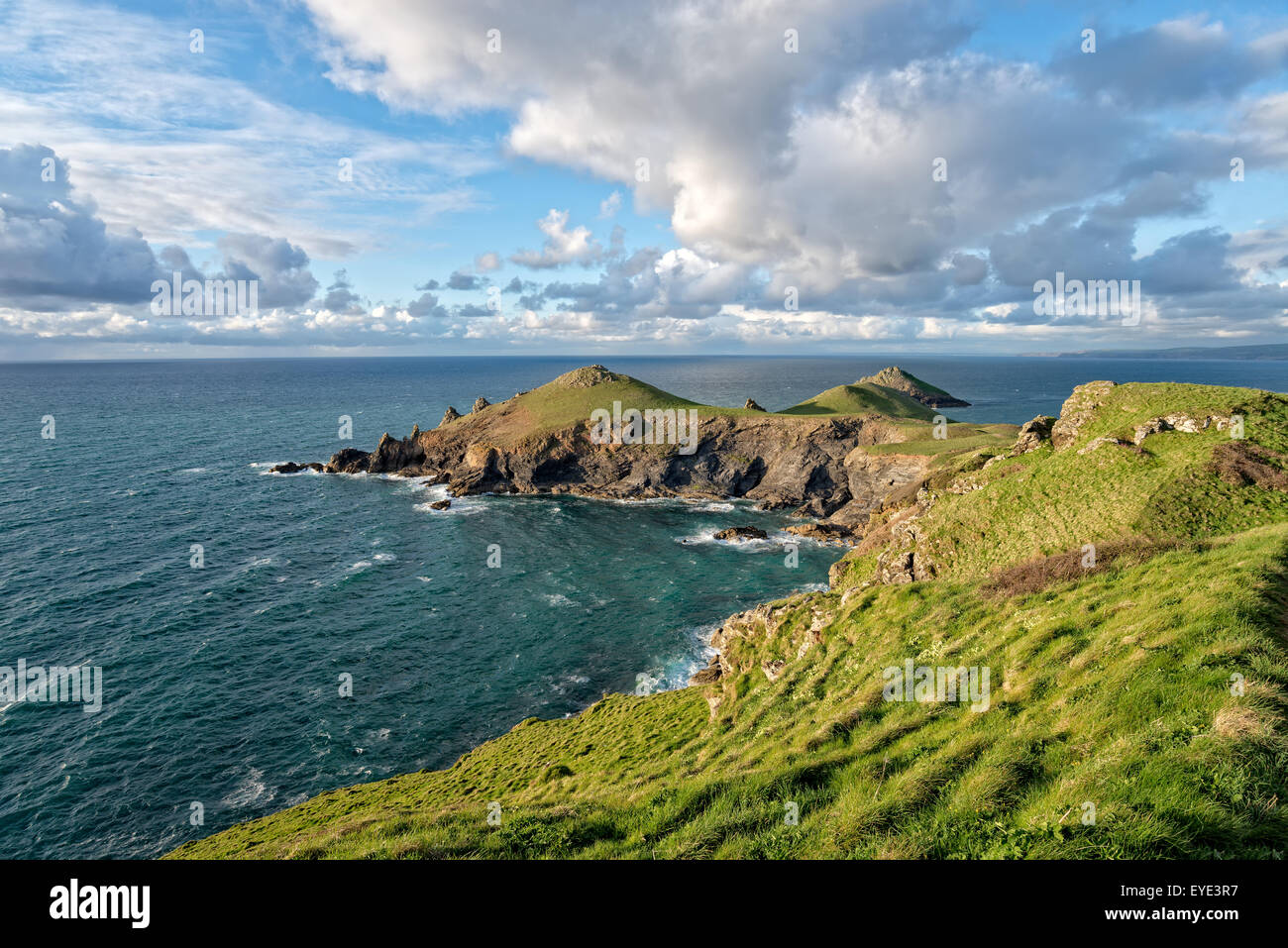 Les culottes d'un promontoire rocheux sur la côte nord de Cornwall Banque D'Images