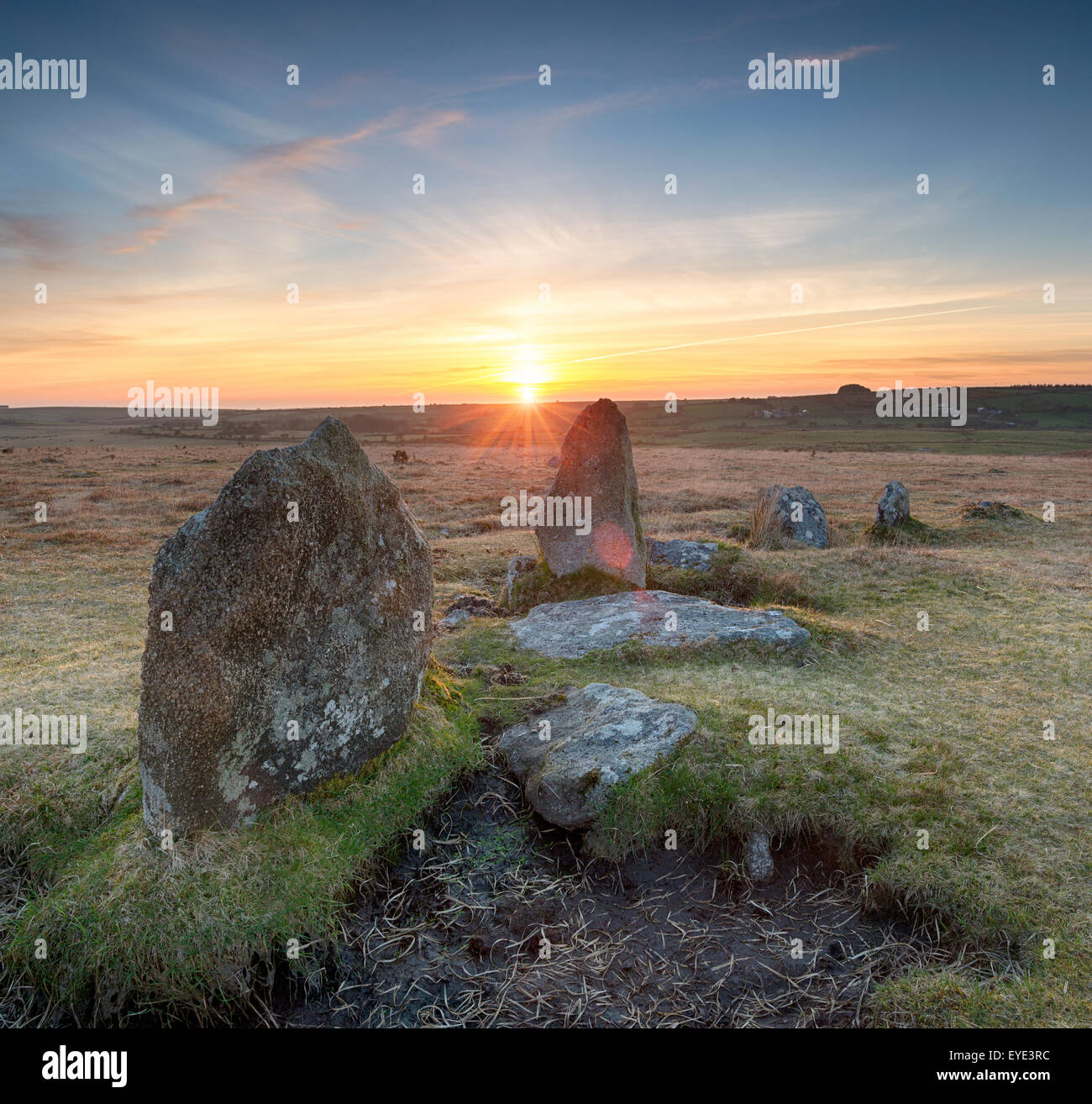 Magnifique coucher de soleil sur le cercle de pierre Stannon sur Bodmin Moor en Cornouailles Banque D'Images
