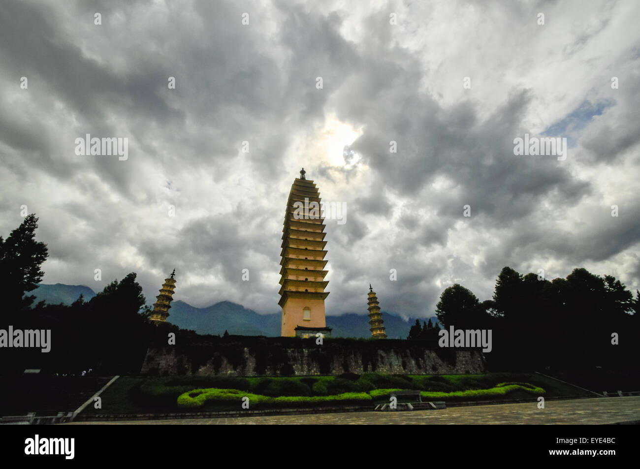La reconstruction de la ville de la dynastie Song dans dali, Yunnan Province, China. 3 pagodes et de l'eau avec la réflexion Banque D'Images