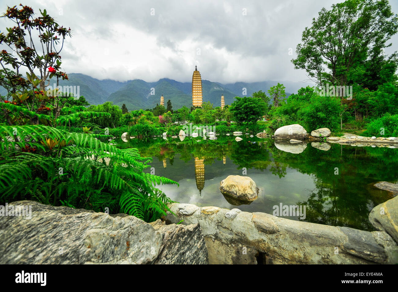 La reconstruction de la ville de la dynastie Song dans dali, Yunnan Province, China. 3 pagodes et de l'eau avec la réflexion Banque D'Images