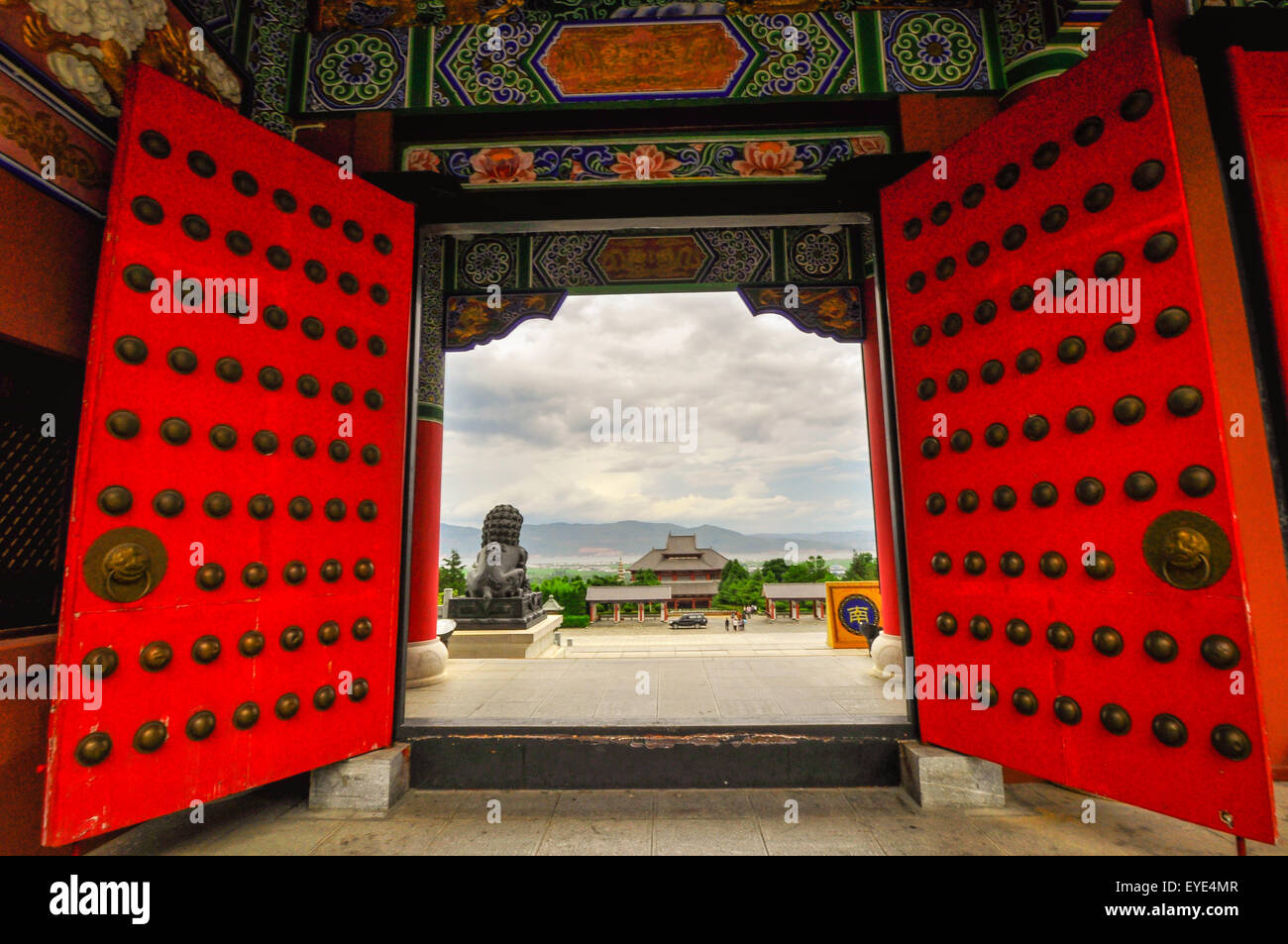 La reconstruction de la ville de la dynastie Song dans dali, Yunnan Province, China. 3 pagodes et de l'eau avec la réflexion Banque D'Images