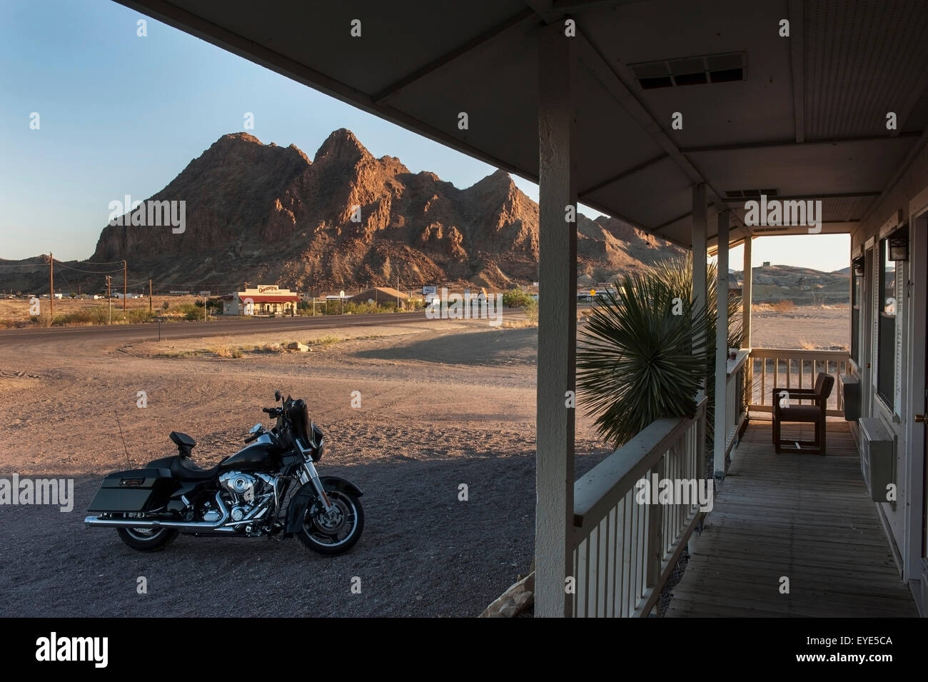 Les motos en dehors de la Big Bend Resort et d'aventures, de l'hôtel Route 118 à la route 170, Terlingua, Big Bend, Texas, États-Unis Banque D'Images