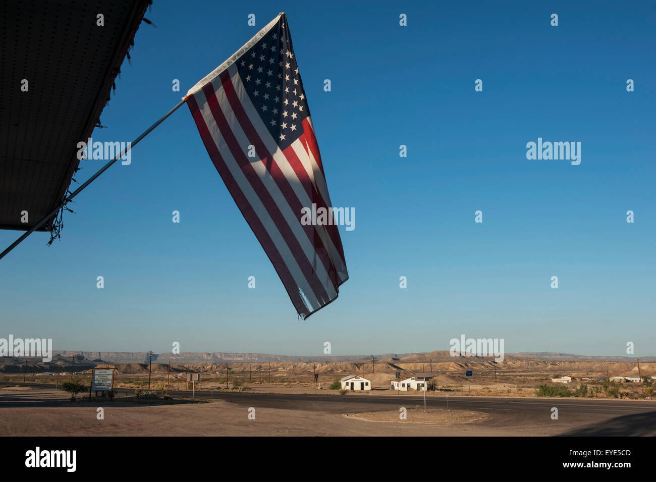 Drapeau américain à Big Bend Resort et d'aventures, de l'hôtel Route 118 à la route 170, Terlingua, Big Bend, Texas, États-Unis Banque D'Images