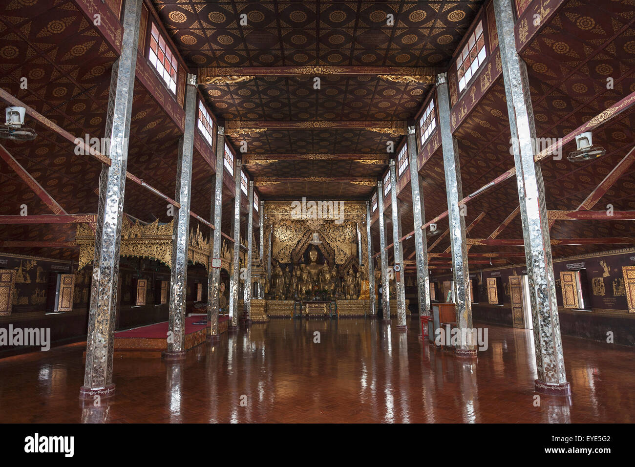 Salle de prière au Wat Jong Kham Kyaing Tong, l'État Shan, Myanmar, Golden Triangle Banque D'Images