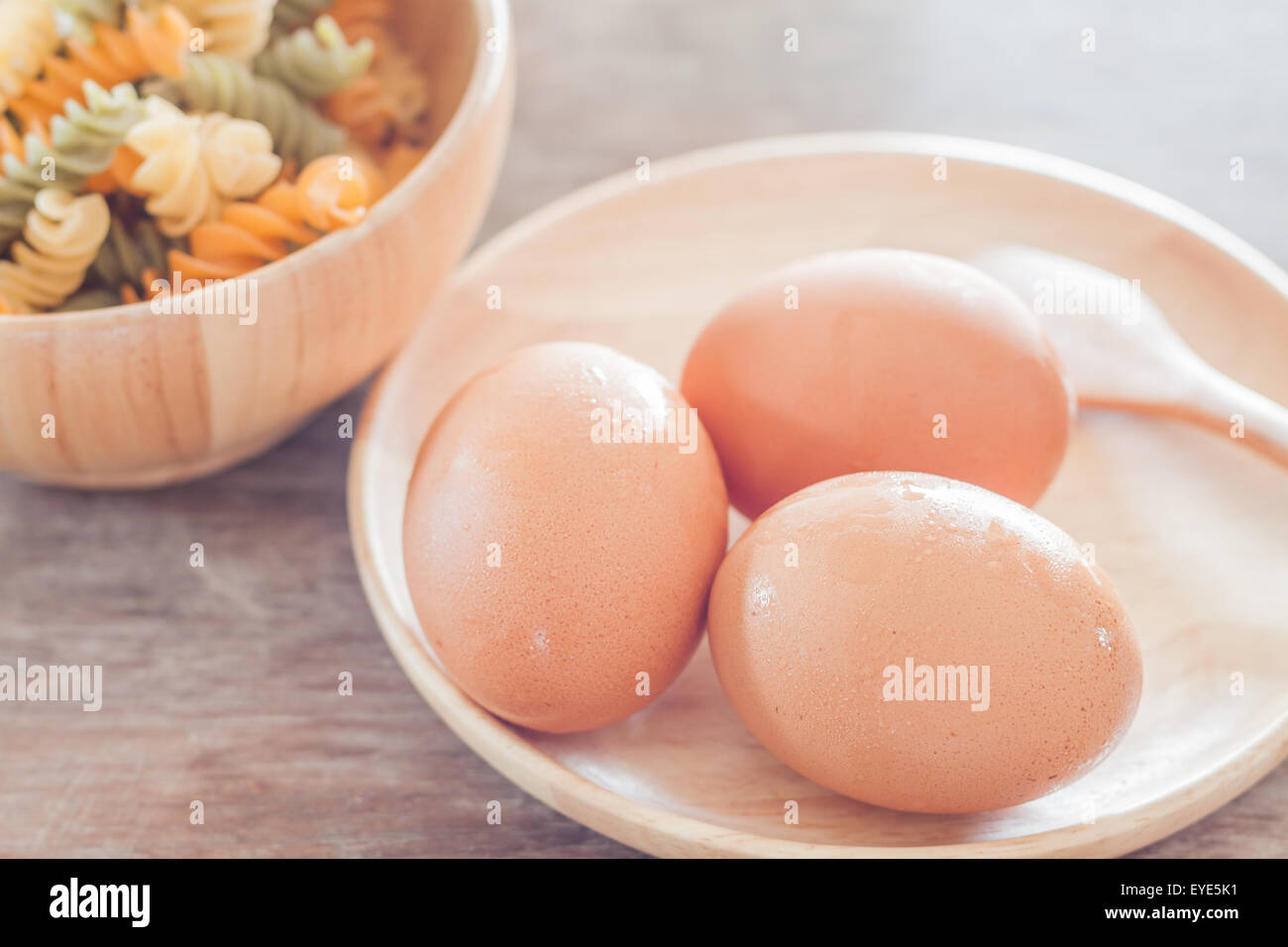 Oeufs frais sur plaque de bois avec , fusilli stock photo Banque D'Images