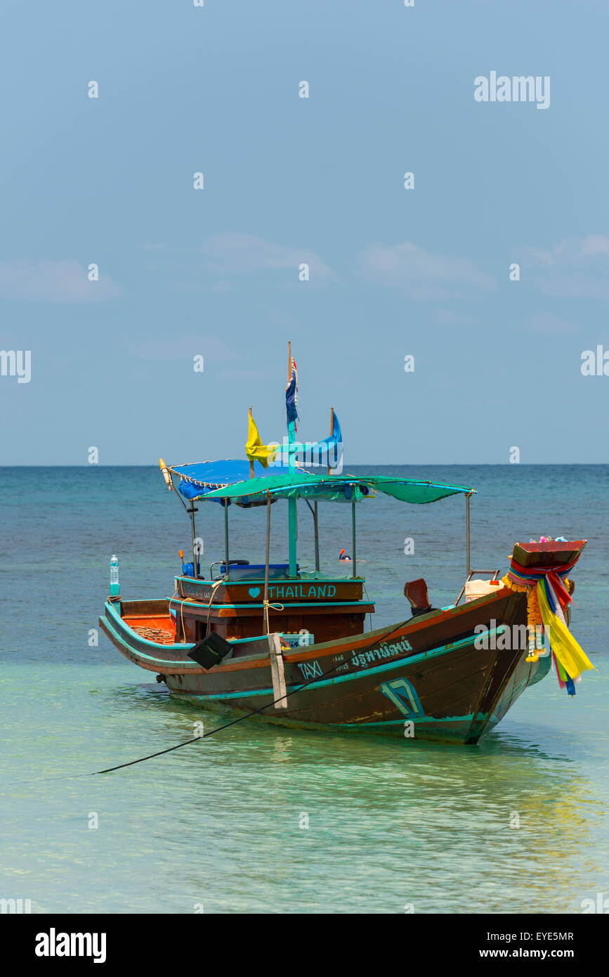 Bateau Longtail dans la mer turquoise, l'île de Koh Tao, Golfe de Thaïlande, Thaïlande Banque D'Images