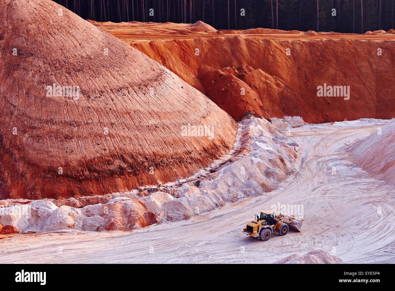 En pelle mine de kaolin, de l'exploitation minière du kaolin, Gebenbach, Bavière, Allemagne Banque D'Images