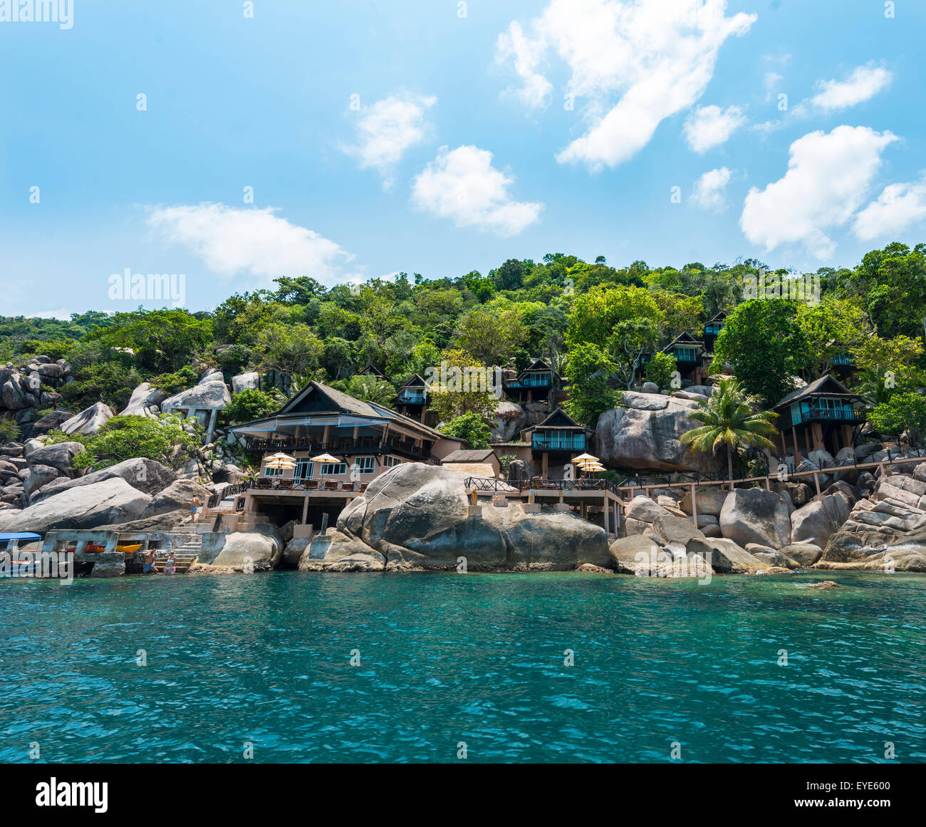Maisons sur pilotis surplombant la mer, la mer turquoise, l'île de Koh Tao, Golfe de Thaïlande, Thaïlande Banque D'Images