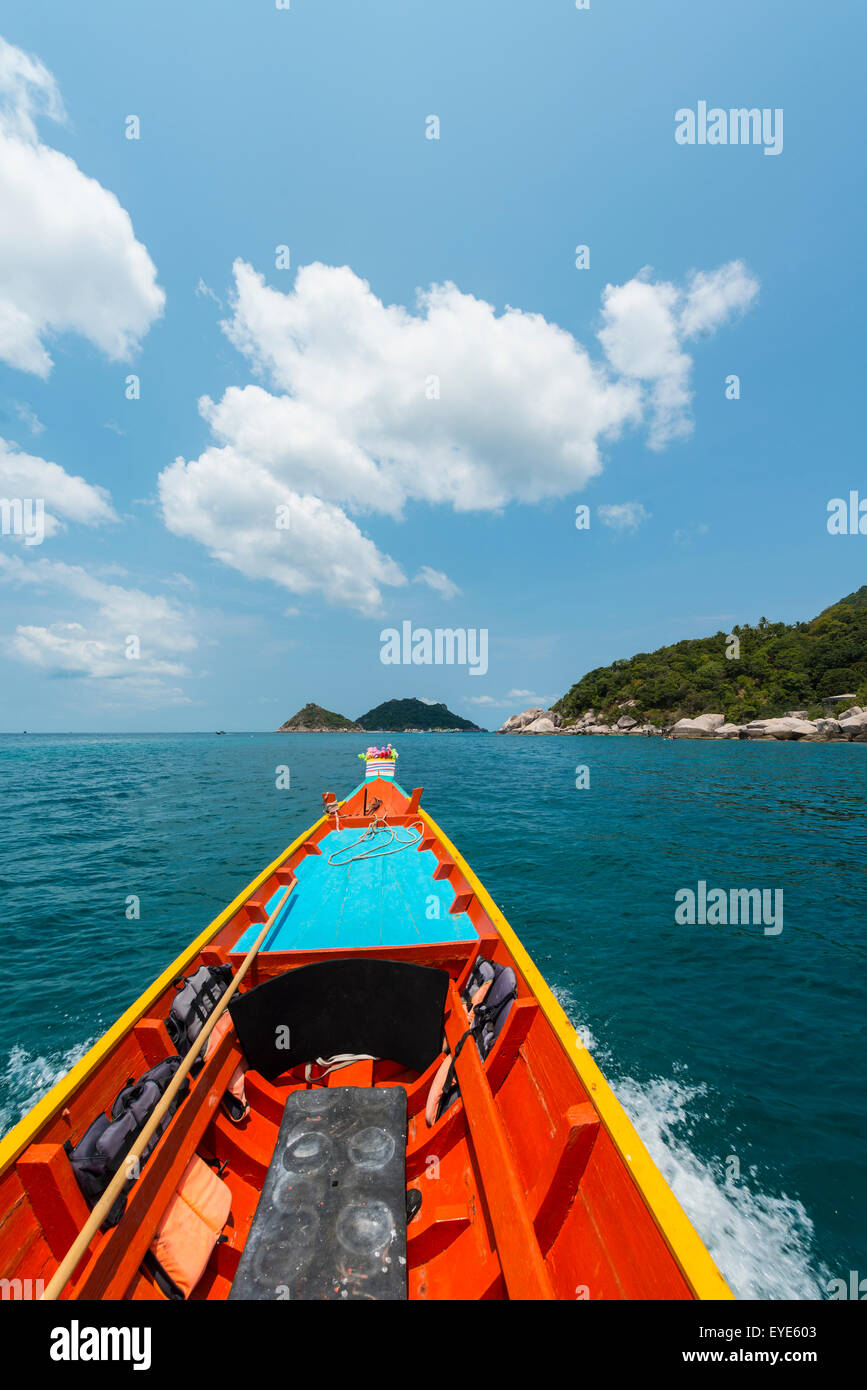 Aller de l'avant d'un bateau longtail dans la mer turquoise, l'île de Koh Tao, Golfe de Thaïlande, Thaïlande Banque D'Images
