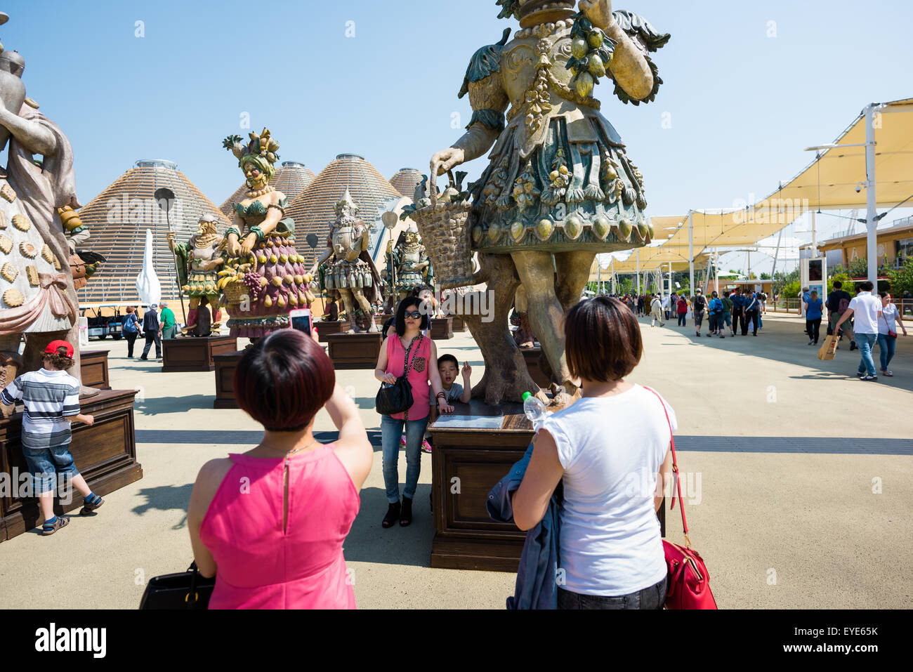 MILAN, ITALIE - juin 3, 2015 personnes visitent l'Expo 2015, exposition universelle sur le thème de la nourriture - statue sur l'entrée avec l'homme en forme de fruits inspiré par Arcimboldo peintre italien Banque D'Images