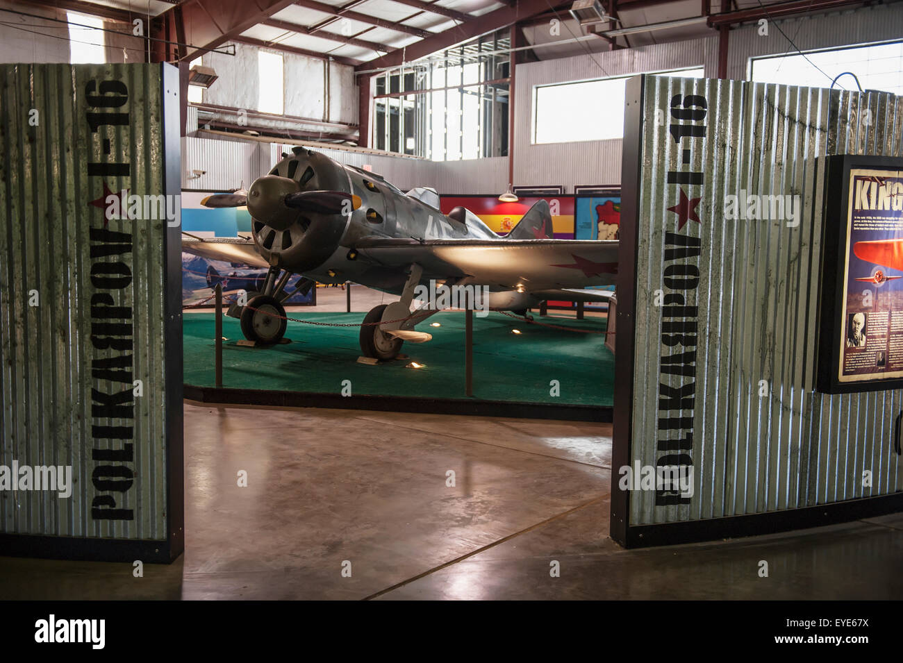 Collection d'aéronefs en exposition statique à l'American Airpower Heritage Museum de l'Aéroport International de Midland, Texas, États-Unis Banque D'Images