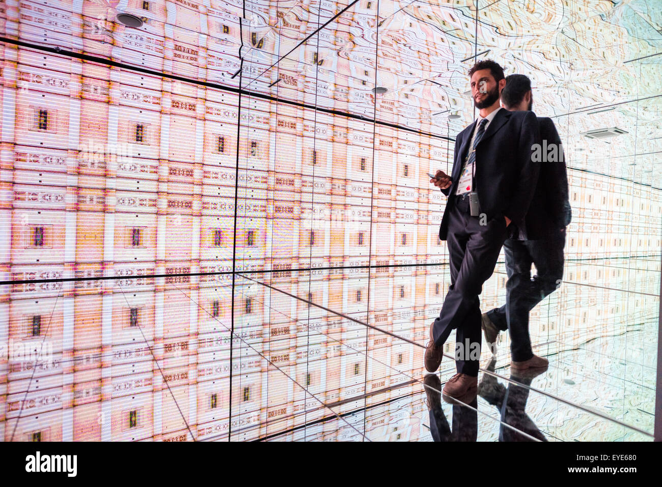 MILAN, ITALIE - juin 3, 2015 personnes visitent l'Expo 2015, exposition universelle sur le thème de la sécurité alimentaire - Guy s'appuyer sur un mur en Italie Pavilion Banque D'Images
