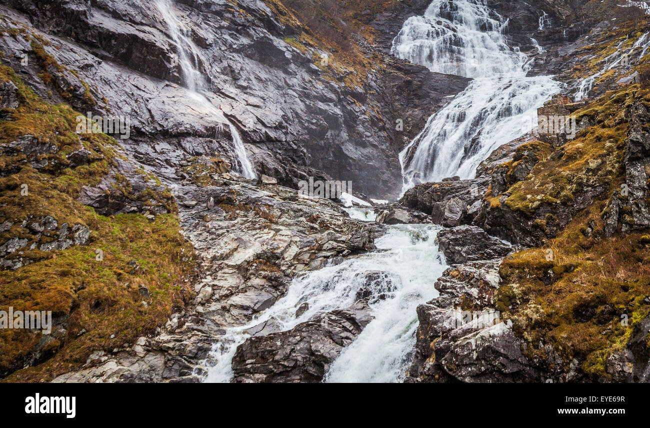Cascade dans les collines en Norvège Banque D'Images