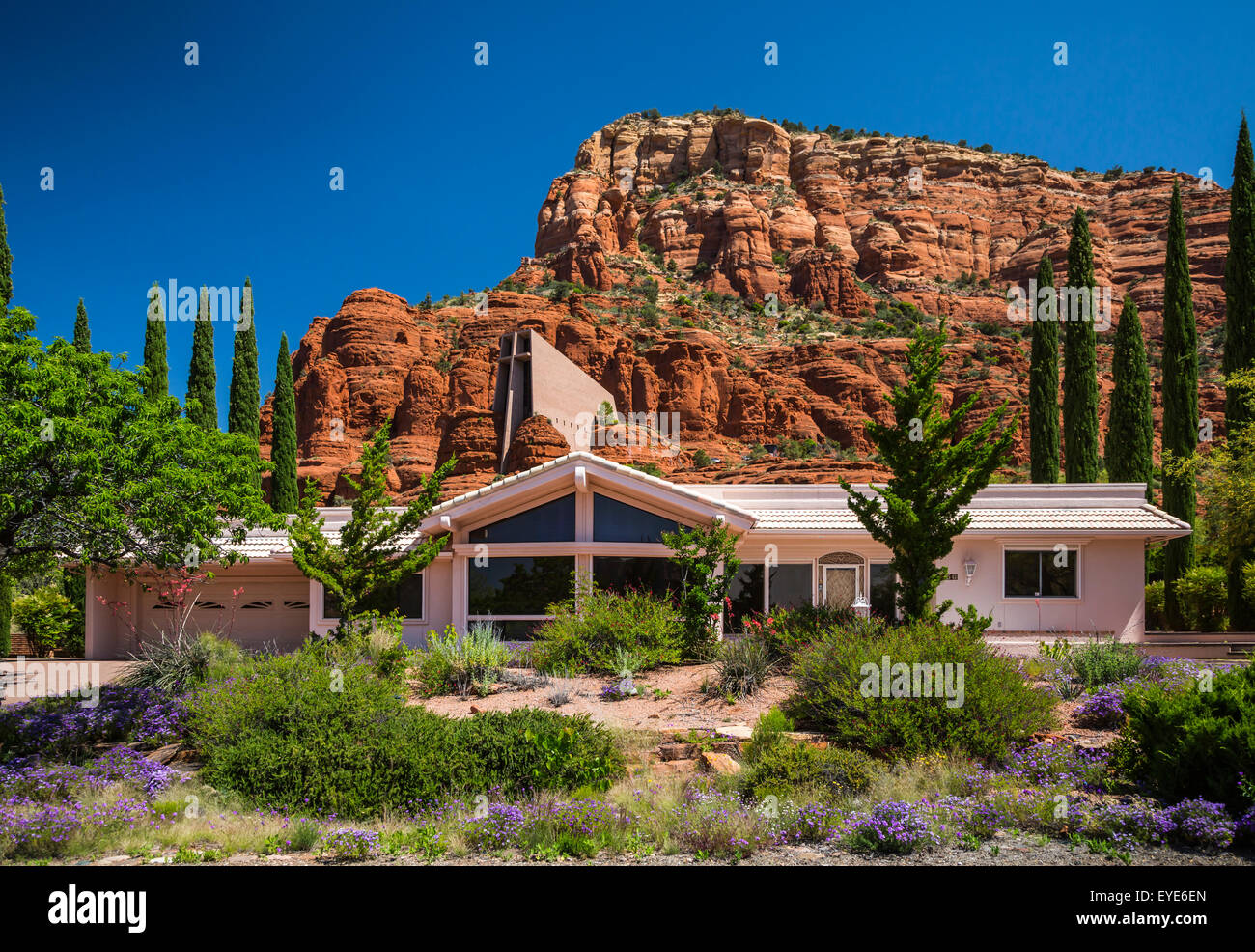 Un désert accueil dans les roches rouges de Sedona, Arizona, USA. Banque D'Images