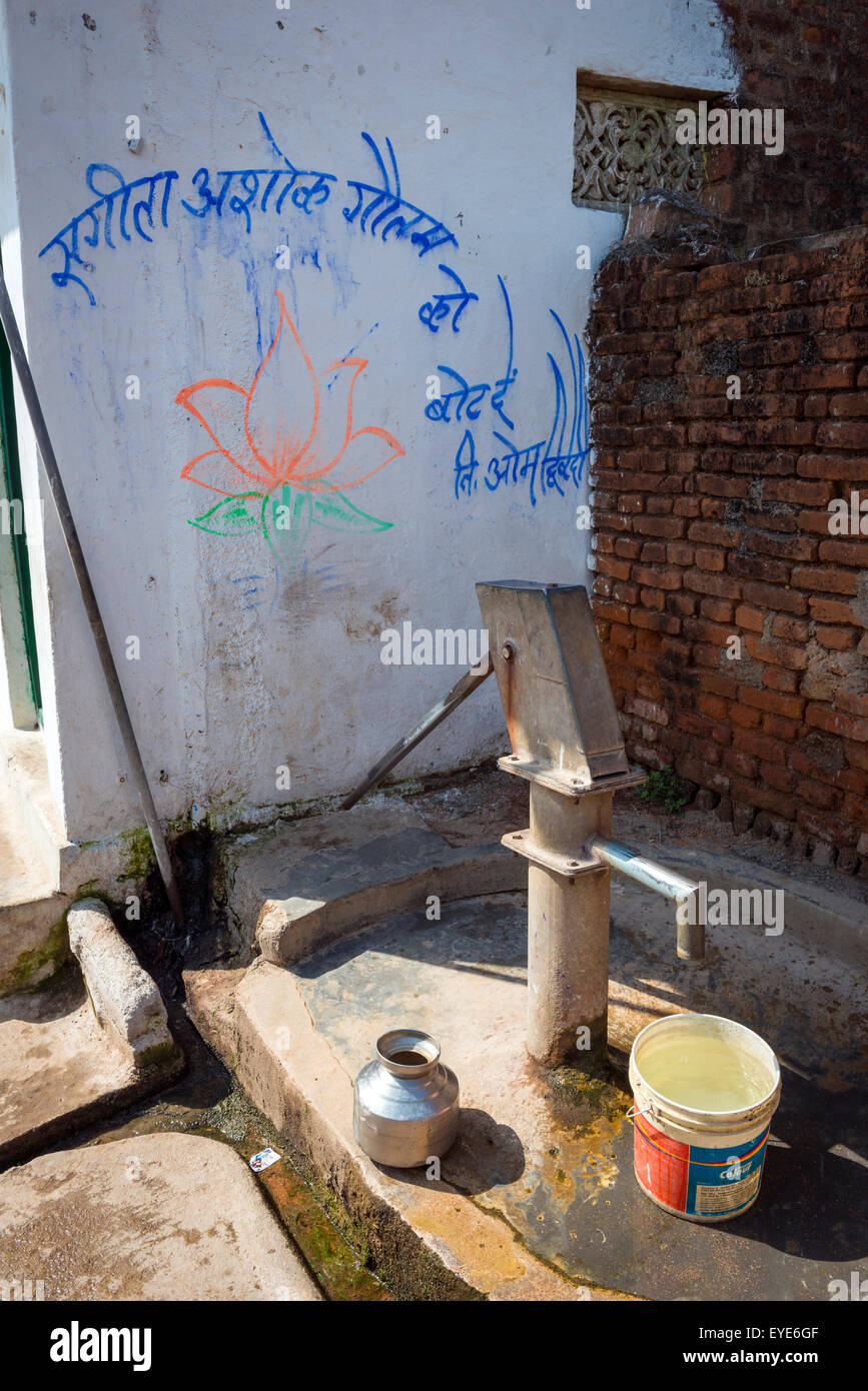 Pompe à eau dans la rue de l'ancien village de Khajuraho, Madhya Pradesh, Inde Banque D'Images