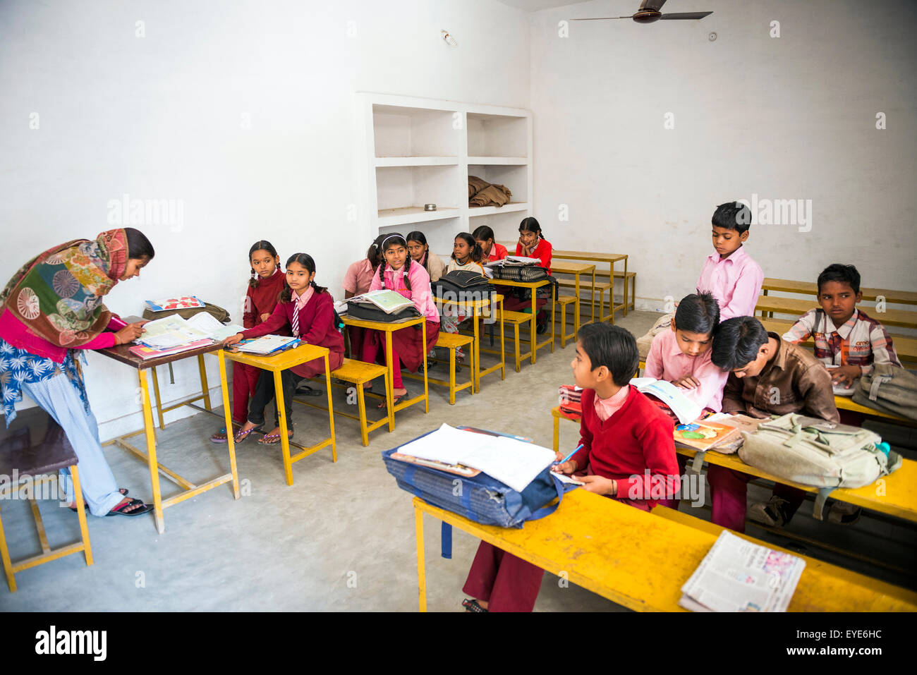 Les jeunes enfants dans la salle de classe à la Lal Bihari Memorial Public School dans l'ancien village de Khajuraho, Madhya Pradesh, Inde Banque D'Images
