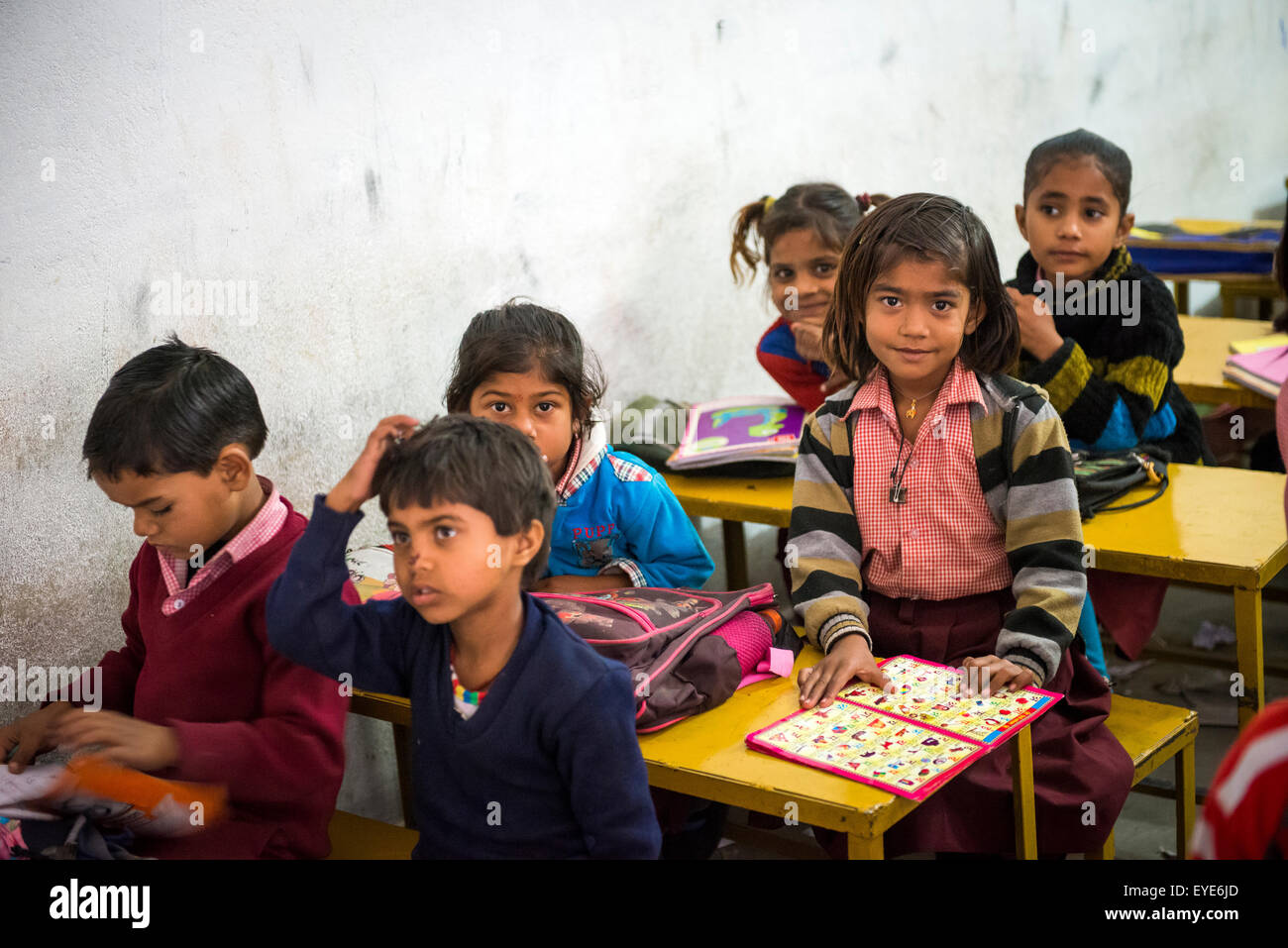 Les jeunes enfants dans la salle de classe à la Lal Bihari Memorial Public School dans l'ancien village de Khajuraho, Madhya Pradesh, Inde Banque D'Images