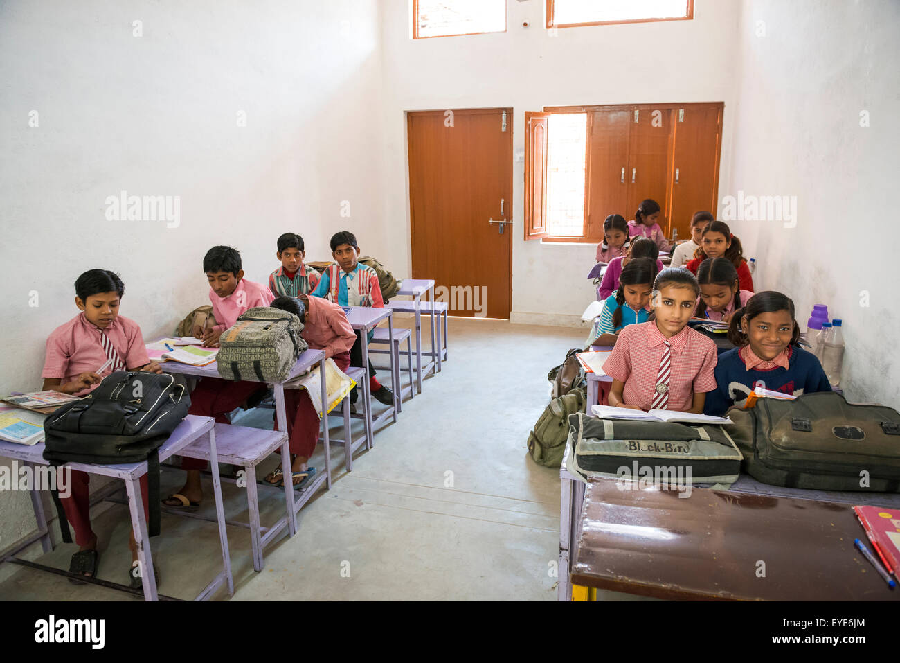 Les jeunes enfants dans la salle de classe à la Lal Bihari Memorial Public School dans l'ancien village de Khajuraho, Madhya Pradesh, Inde Banque D'Images