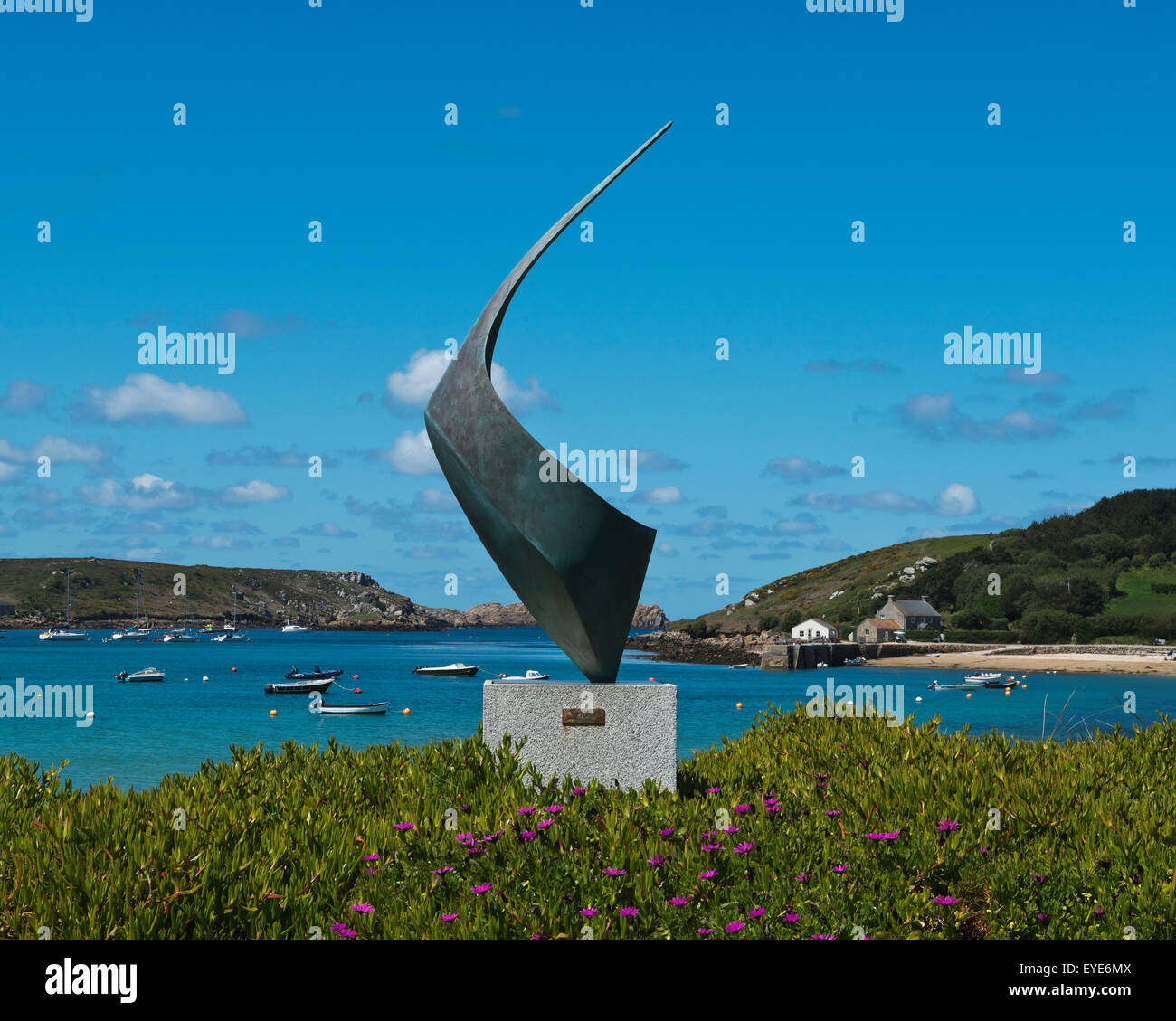 Sculpture en bronze de Tom Leaper en dehors de l'Flying Boat Club, Tresco, Îles Scilly, Cornwall, UK, Europe Banque D'Images