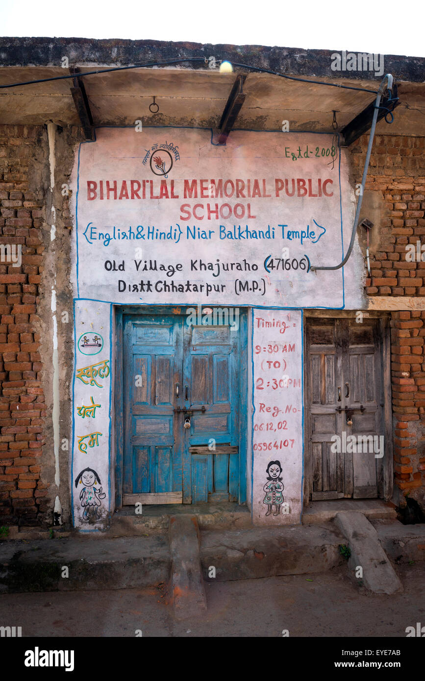 Entrée de la Lal Bihari Memorial Public School dans l'ancien village de Khajuraho, Madhya Pradesh, Inde Banque D'Images