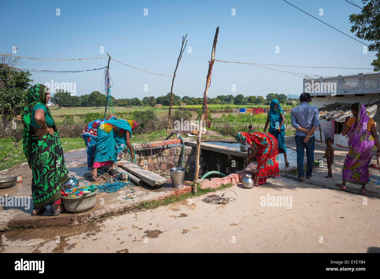 Femmes qui reçoivent de l'eau du puits de l'ancien village de Khajuraho, Madhya Pradesh, Inde Banque D'Images