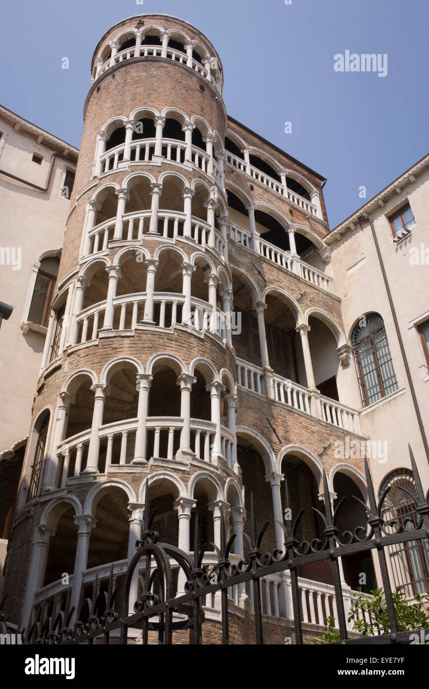 Le Palais Contarini del Bovol alias 'l'escalier secret', un petit palais à Venise, Italie, mieux connu pour l'escalier extérieur, avec une pléthore d'arches, connu sous le nom de scala Contarini del Bovolo (de l'escargot). Le palace est situé dans une petite rue s'est rendu à proximité du Campo Manin, près du Rialto. Palazzo del Bovolo a été choisi par Orson Welles comme l'un des principaux lieux de tournage (Brabantio's house) 1952 pour son adaptation à l'écran d'Othello de Shakespeare Banque D'Images
