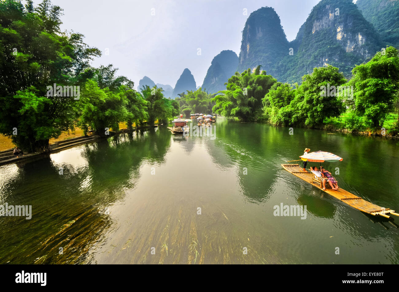 Belle rivière Li côté bambou paysage de montagne karstique dans Yangshuo Guilin, Chine Banque D'Images