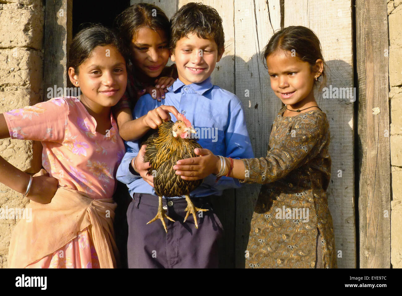 Les enfants tenant un poulet, Bir, Himachal Pradesh, Inde Banque D'Images