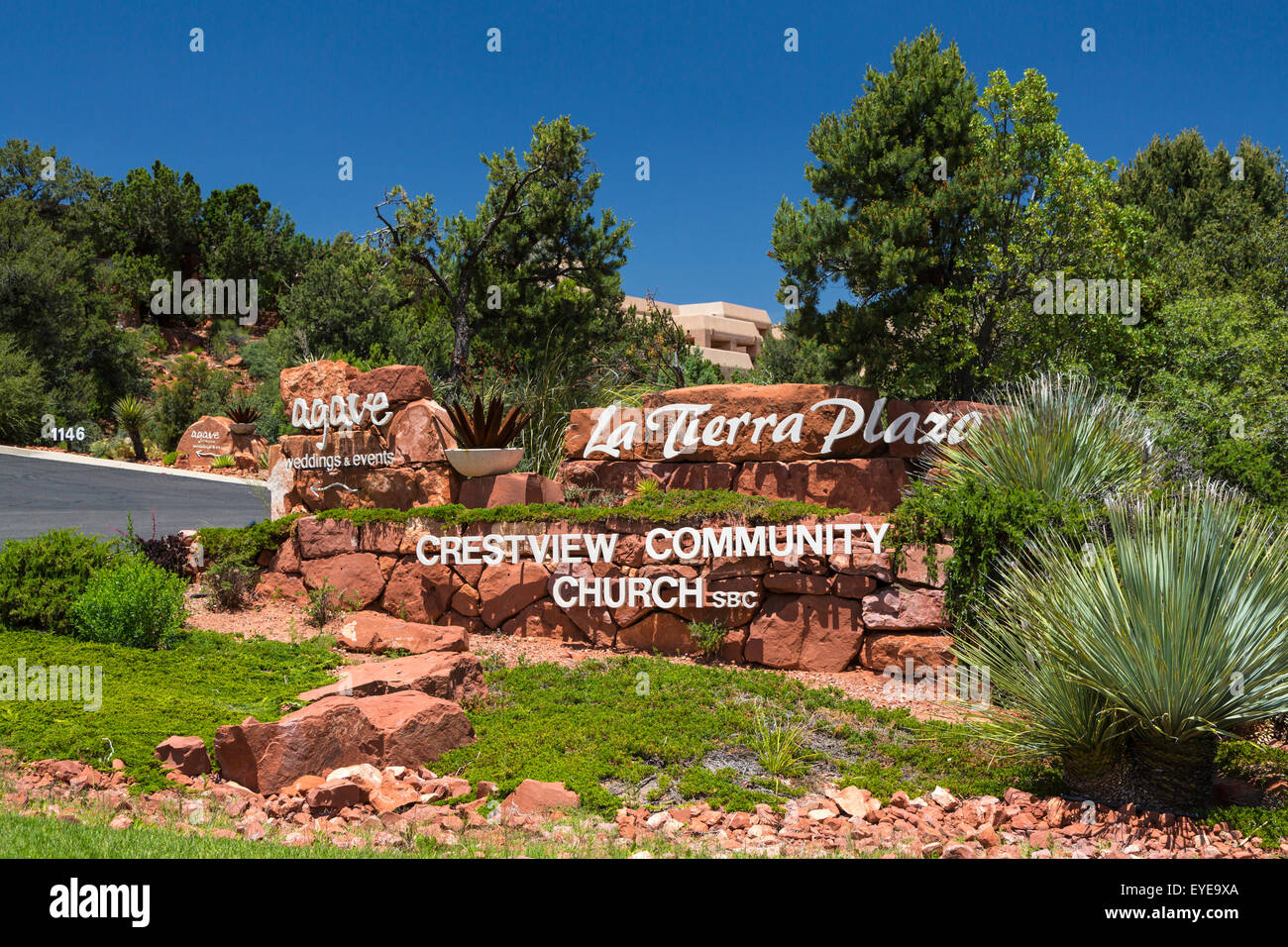 La Plaza de la Tierra signe sur les roches rouges de Sedona, Arizona, USA. Banque D'Images