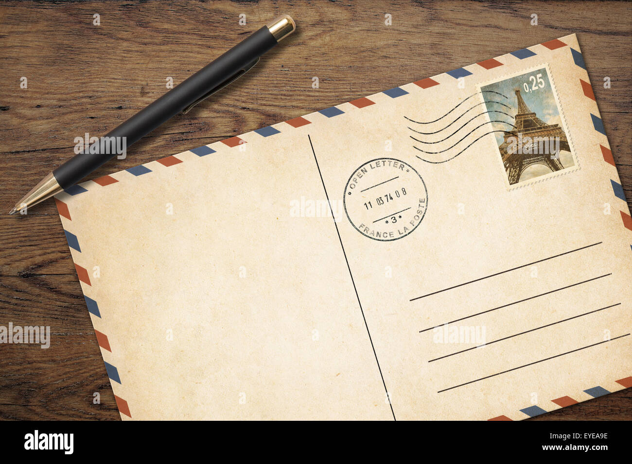 Old vintage carte postale avec plume sur le tableau Banque D'Images