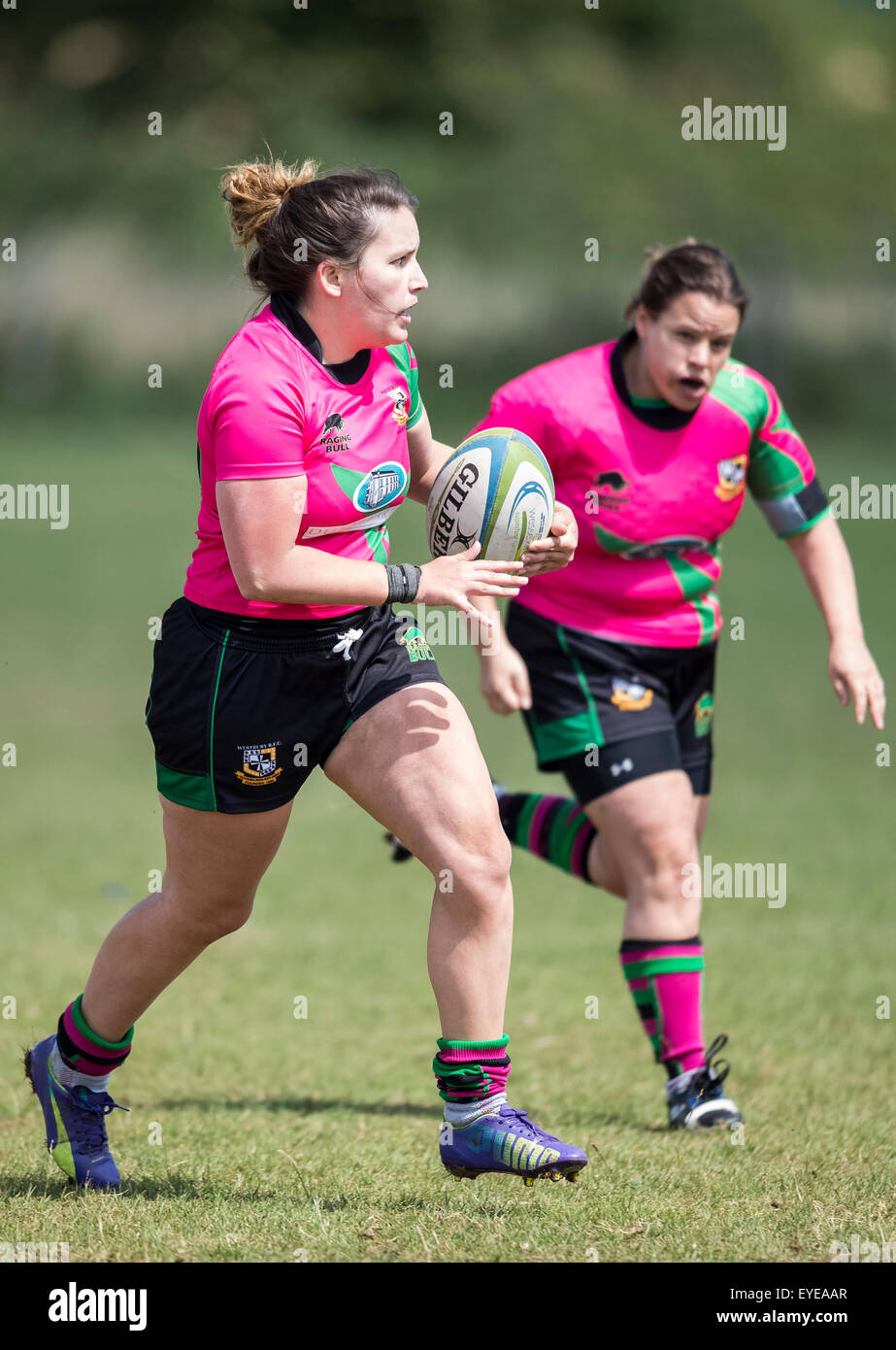 Les joueurs de rugby féminin en action. Banque D'Images