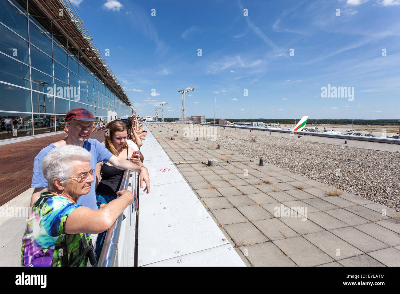 Les gens qui regardent les avions au visiteurs terrasse de l'Aéroport International de Francfort Banque D'Images