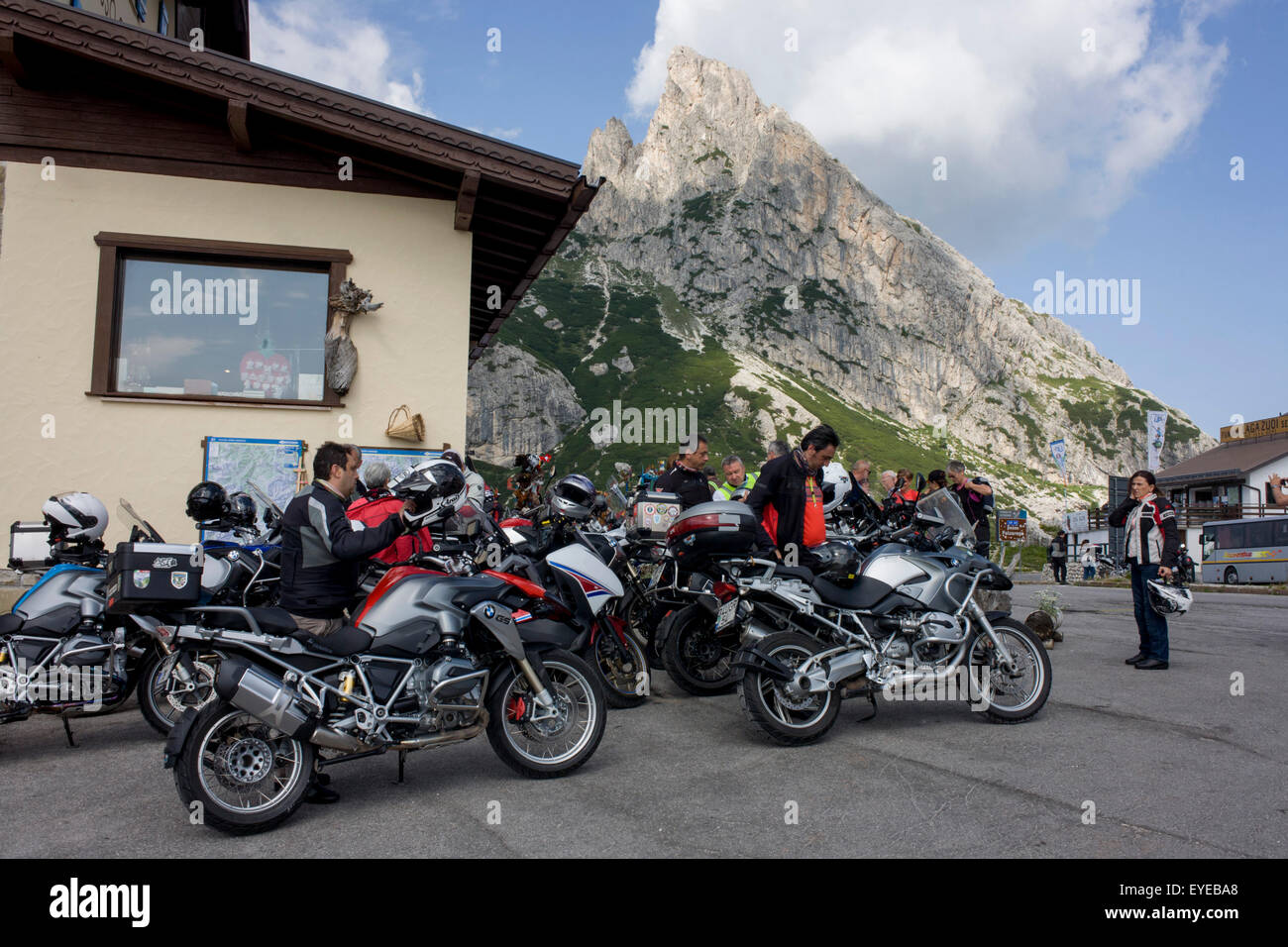 Un groupe de motards reste jusqu'au Passo Falzarega (col) dans le Tyrol du sud, Italie. Banque D'Images