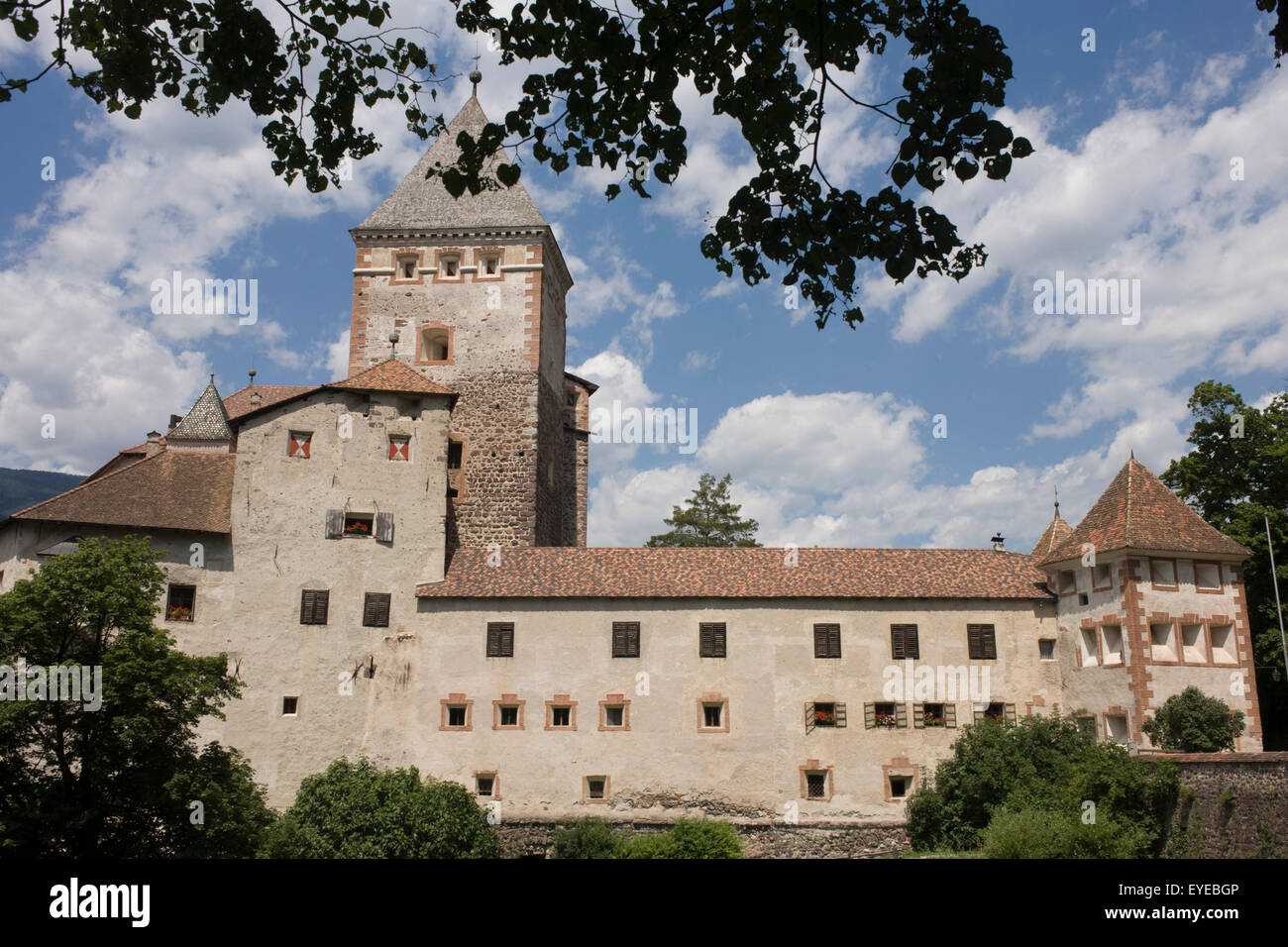 Schloss (château) Trostburg au-dessus du village d'Widbruck du Tyrol du sud, Italie. Banque D'Images