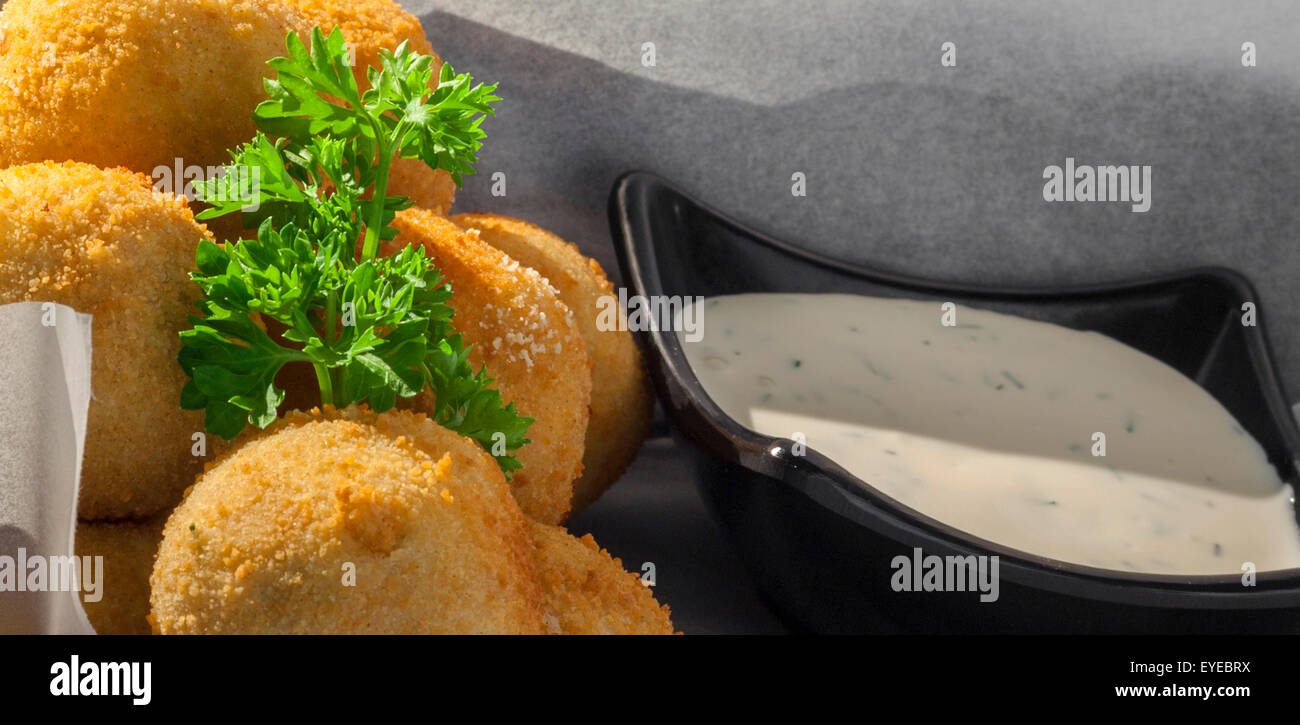 Croquettes de fromage frit servi avec une sauce à l'ail Banque D'Images