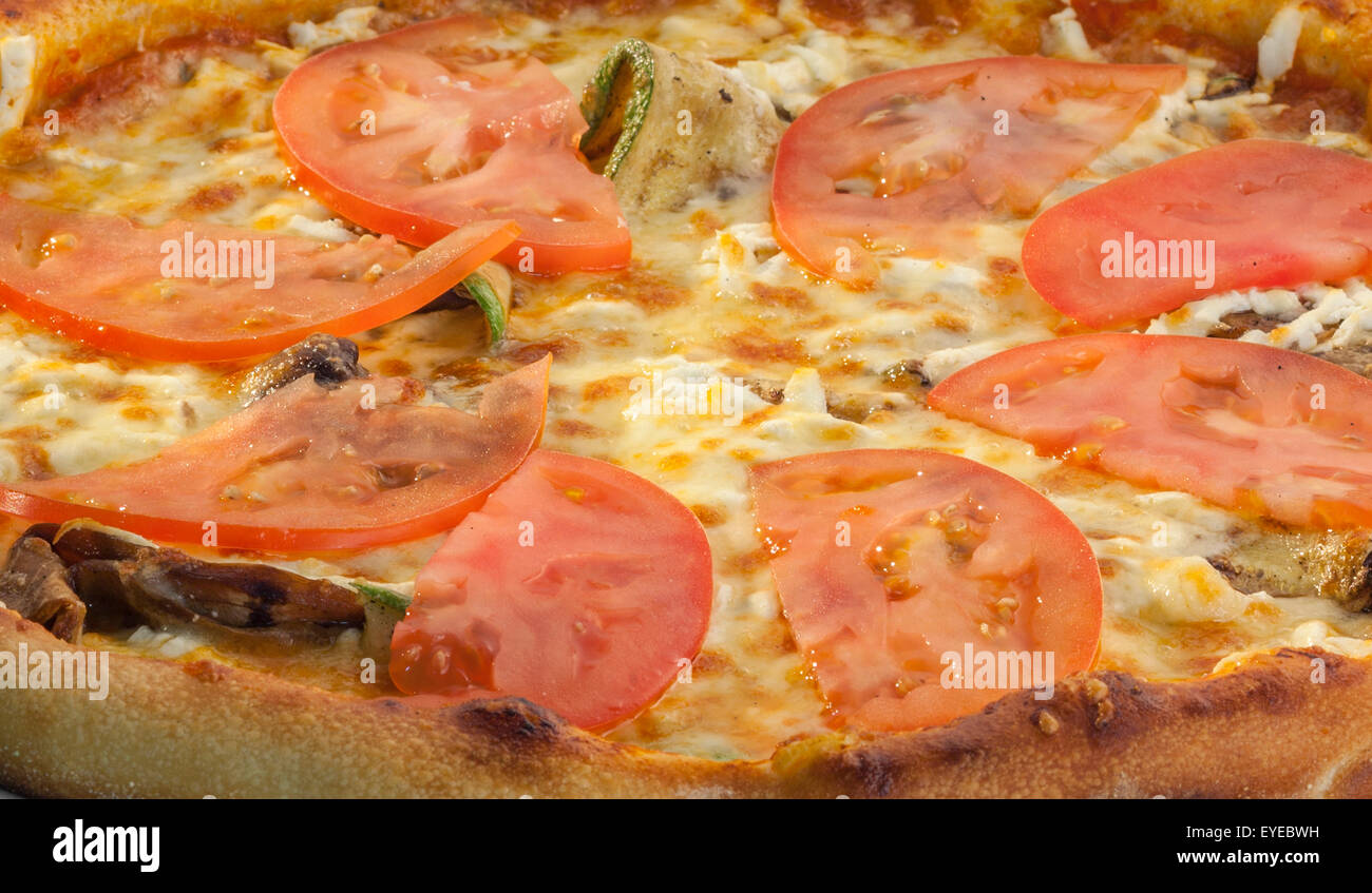 Delicious pizza végétarienne avec les tomates et les courgettes Banque D'Images