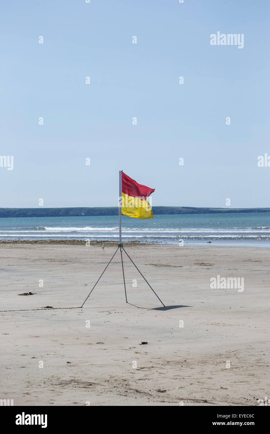 La plage rouge et jaune UK drapeau d'avertissement pour la sécurité en mer Banque D'Images