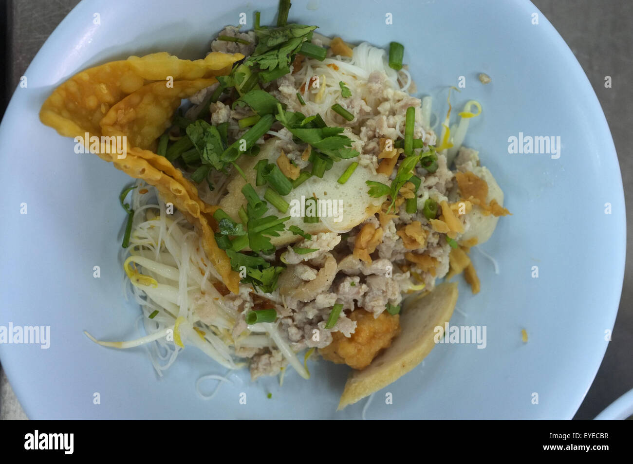Avec des nouilles porc haché dans un bol, la cuisine Thaïlandaise Banque D'Images
