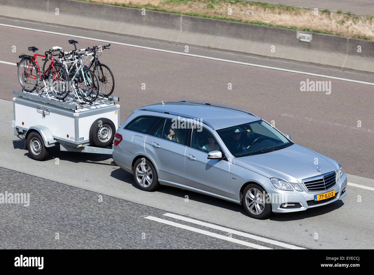 Mercedes Benz W212 avec une remorque Banque D'Images