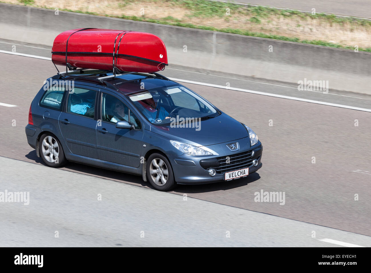 Peugeot 307 Station Wagon avec les kayaks sur le toit Banque D'Images