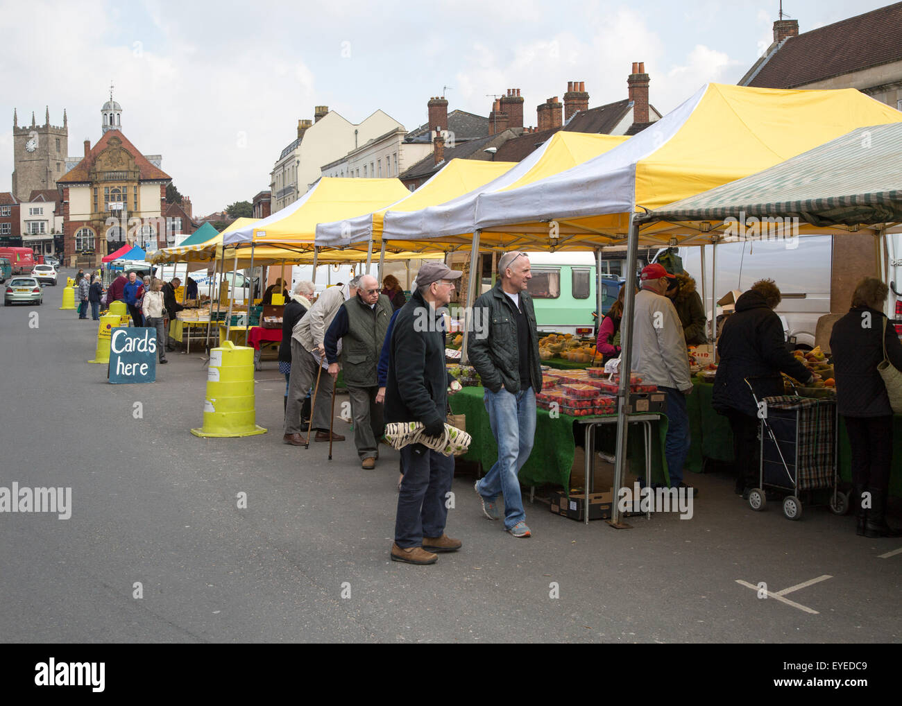 Les étals de marché dans la grande rue, Marlborough, Wiltshire, England, UK Banque D'Images