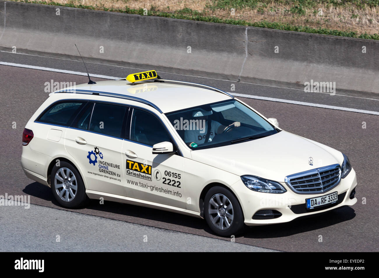 Mercedes Benz W212 Break taxi se déplacer rapidement sur l'autoroute A5 près de Francfort Banque D'Images