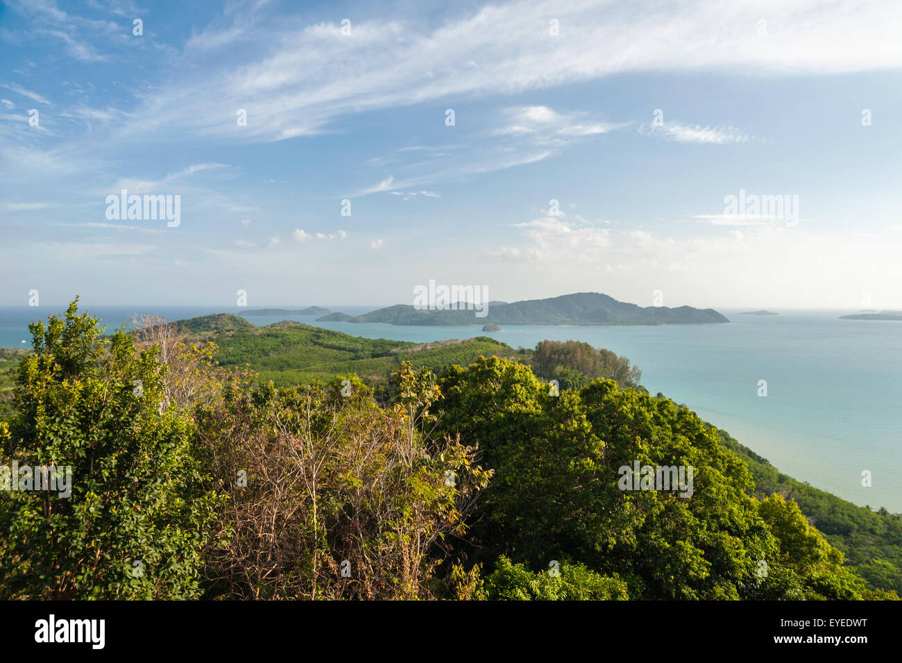 Île de la mer paysage avec ciel bleu et de nuages Banque D'Images