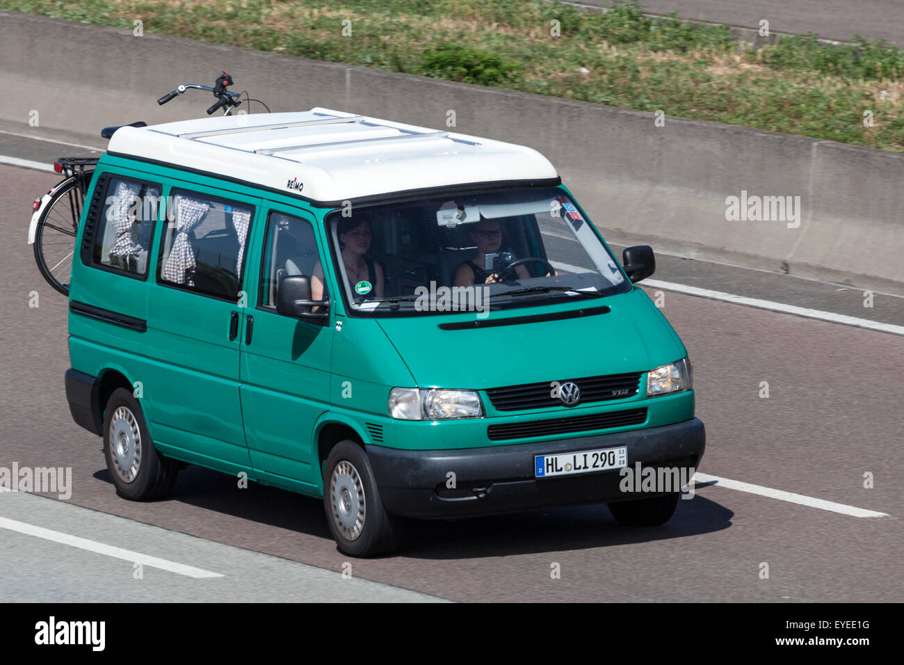 Volkswagen T4 Reimo camping van se déplaçant rapidement sur l'autoroute Banque D'Images