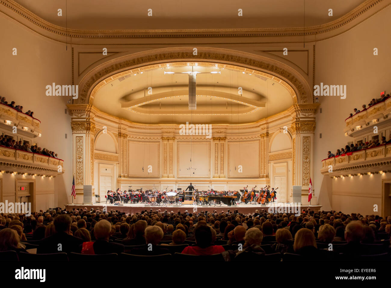 Profitant de la foule d'orchestre au Carnegie Hall, New York City, New York, États-Unis d'Amérique Banque D'Images