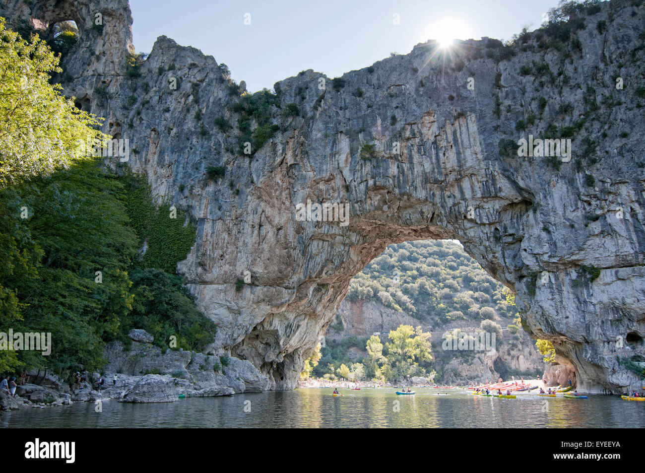 Kayak à travers le pont d'Arc dans les gorges de l'Ardèche rivière. La France. Banque D'Images