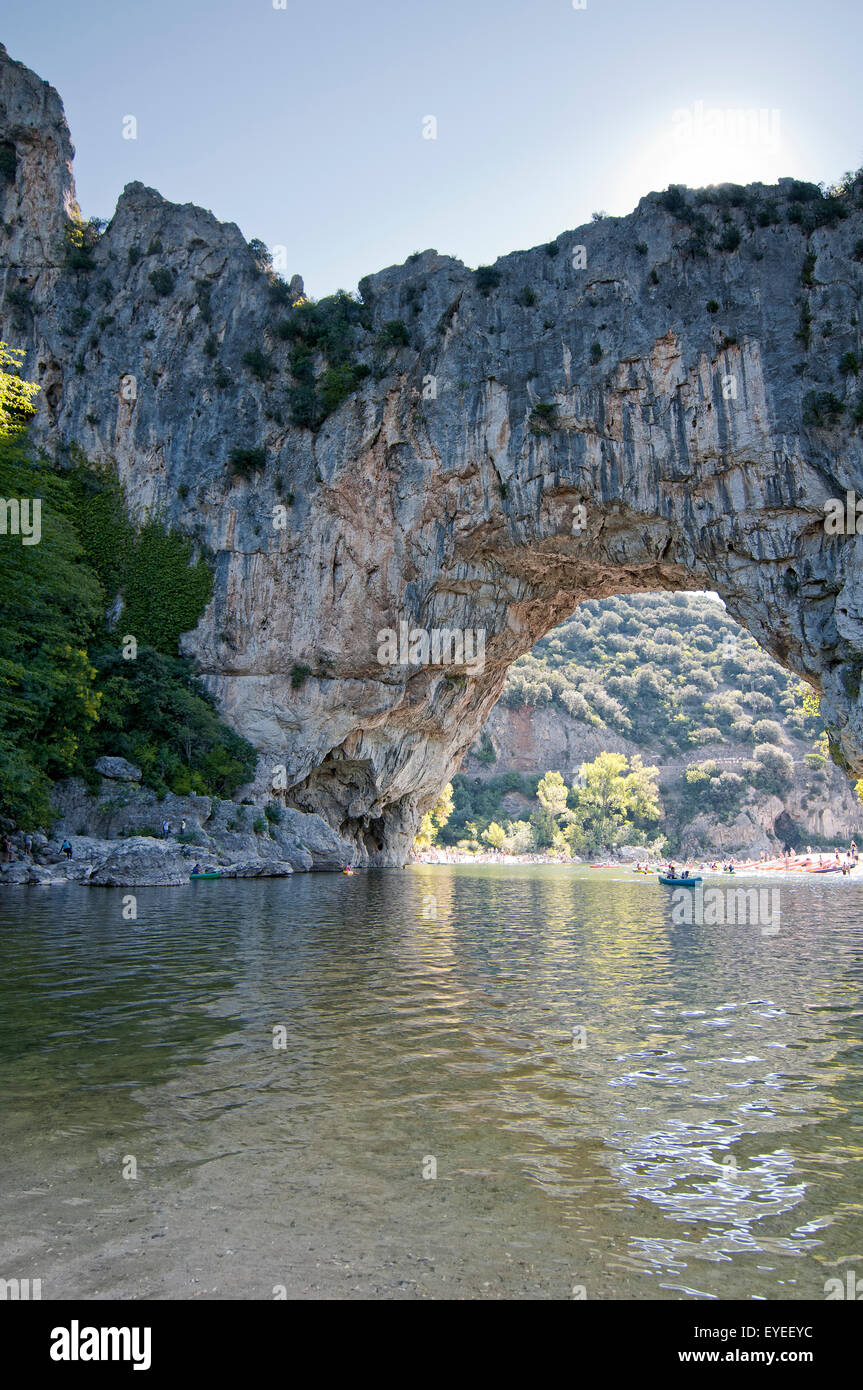 Kayak à travers le pont d'Arc dans les gorges de l'Ardèche rivière. La France. Banque D'Images