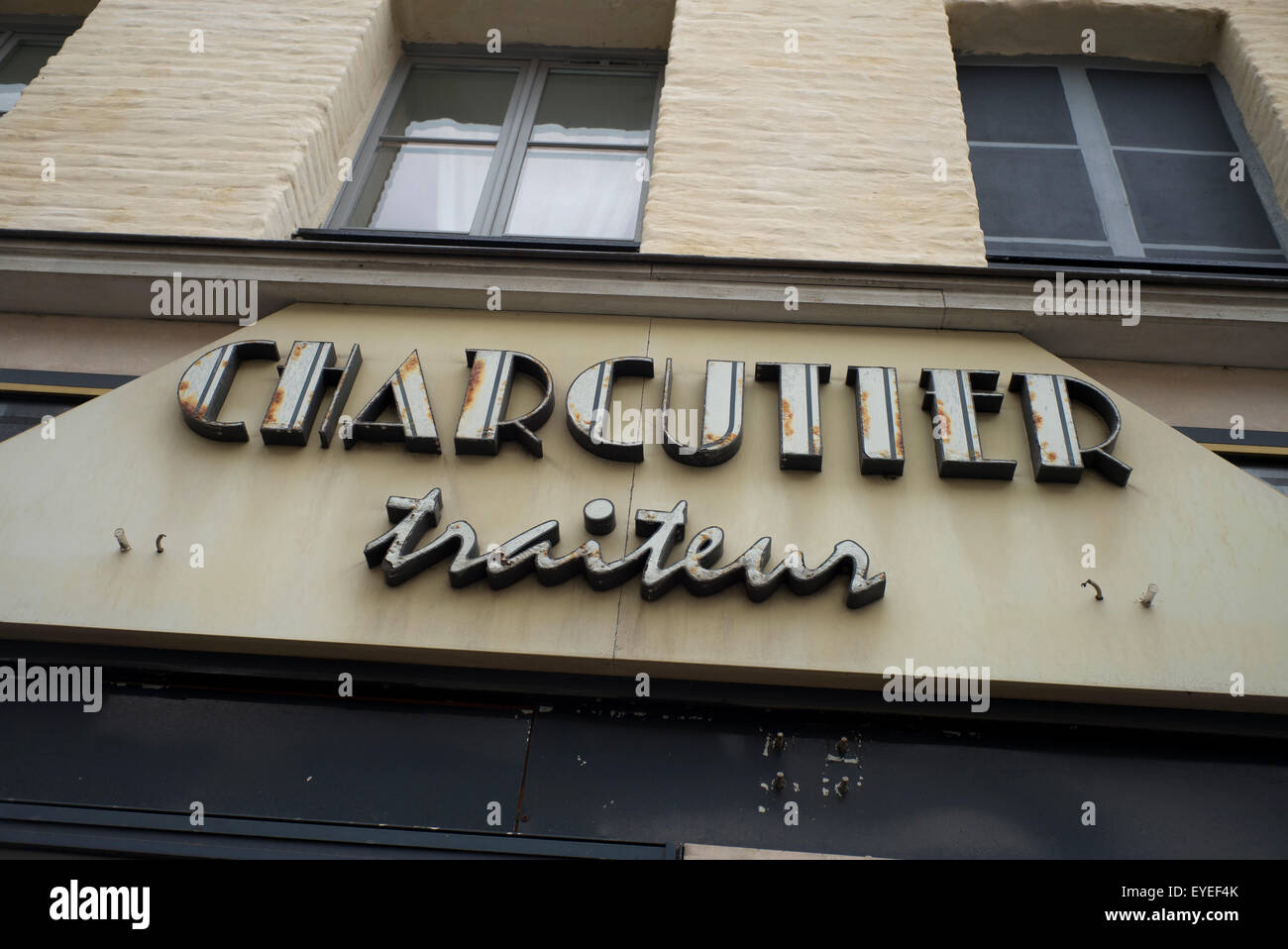 Vieille enseigne rouillée sur boucherie Le Pollet, Dieppe, France Banque D'Images