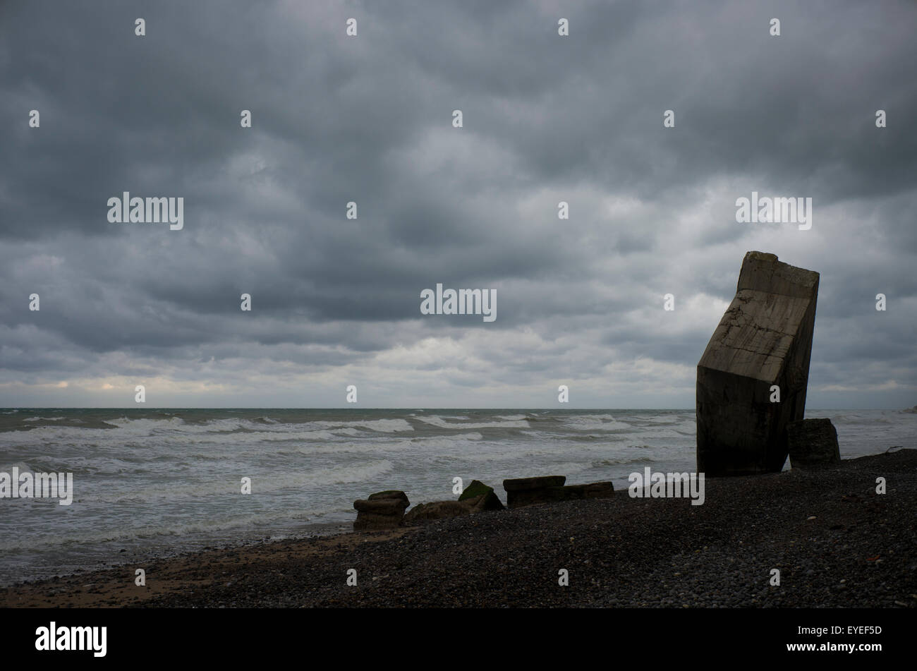 WW2 blockhaus sur plage, ciel d'orage, le St Marguerite-sur-Mer, Normandie, France Banque D'Images